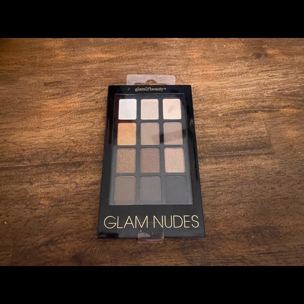 Glam nude eyeshadow